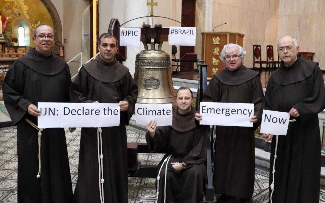 Batem os sinos das igrejas em apoio às paralisações pelo clima